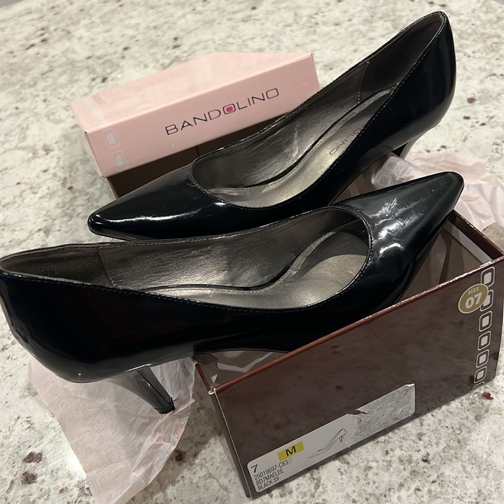 👠BANDOLINO black patent 3” heels. Scuff on left shoe only seen up close.